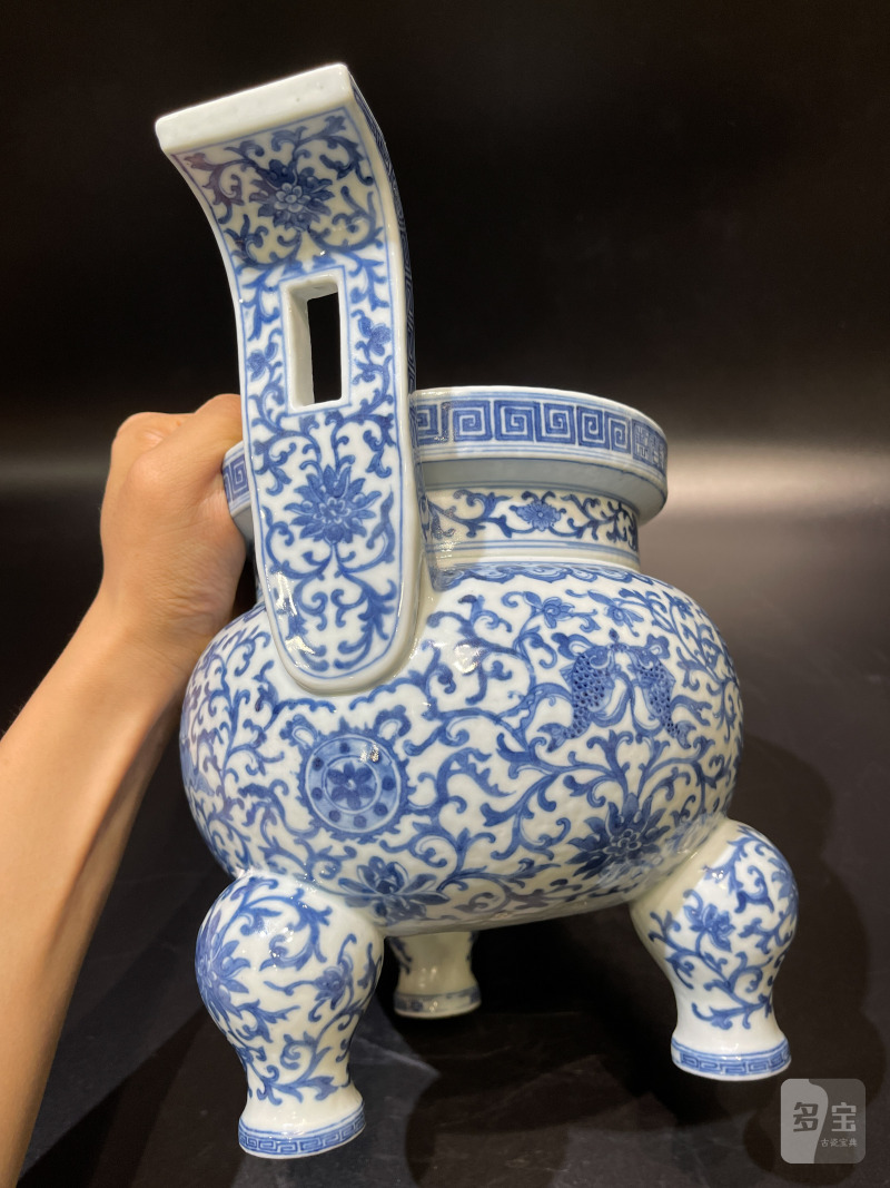 清 青花莲托八宝纹朝冠耳炉 - 图11